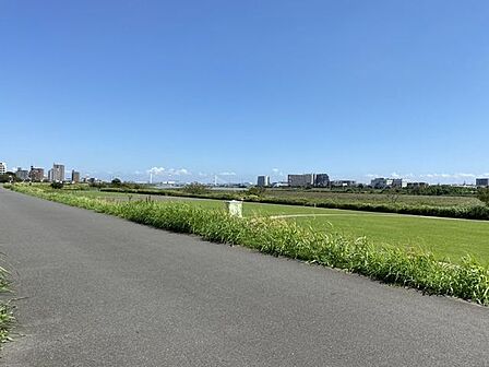 六郷土手河川敷多摩川河川敷で毎年「花火の祭典」が行われる。付近の河原にはグラウンドやゴルフの練習場もあり、都会人のスポーツのオアシスになっている。 1400m