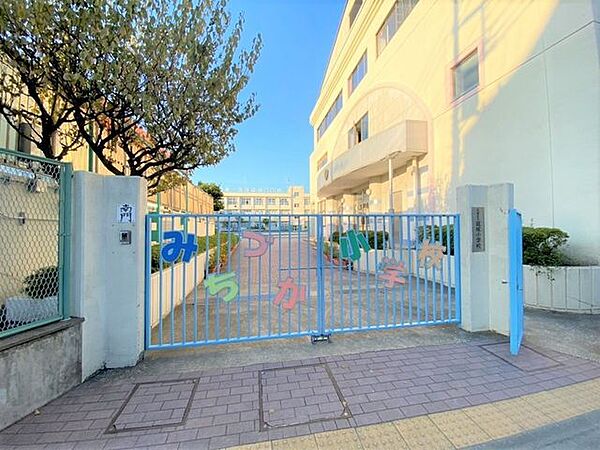 道塚小学校＜学校教育目標＞○すすんで学ぶ子○心ゆたかな子○たくましい子 230m