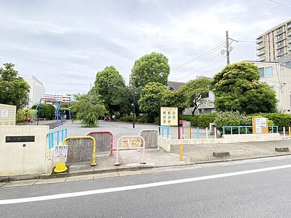 仲六郷三丁目第二公園ターザンロープや砂場がある公園です。サクラの他、10mを超えるクスノキがあり都会の緑として憩いの空間となっています。3方向が道路に面した公園で、隣には保育園があります。 300m