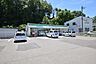 周辺：ファミリーマート川平一丁目店 徒歩8分。 600m