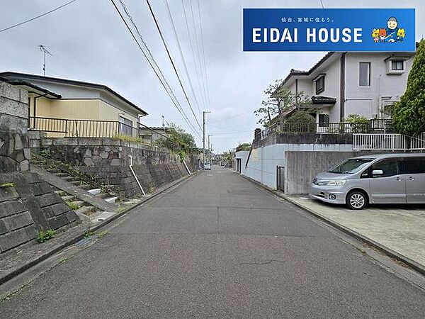 駐車がしやすい前面道路の広さがございます。