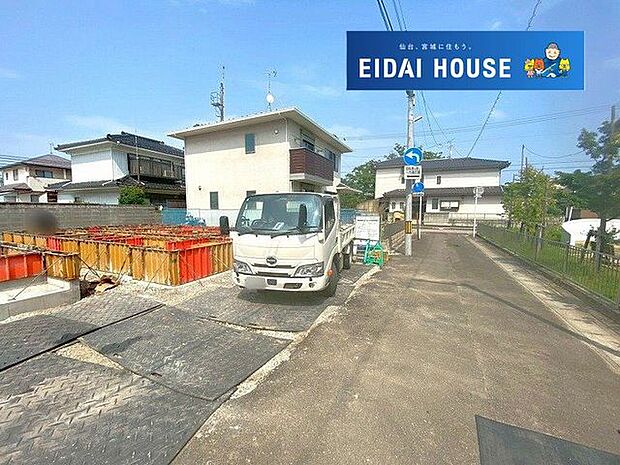 前面道路を含む外観
