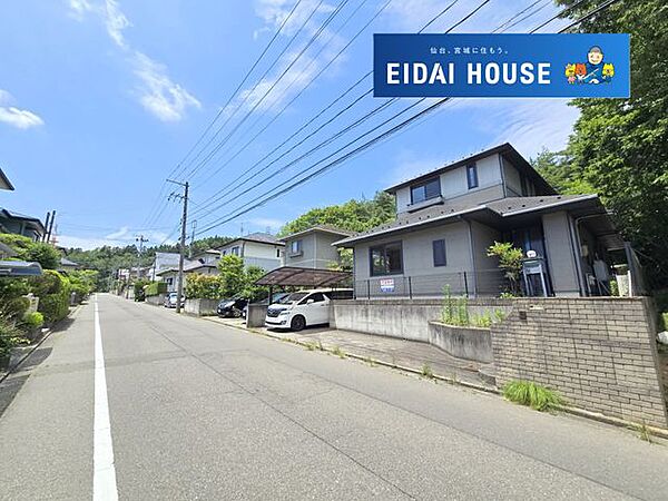 前面道路は広く駐車しやすい立地