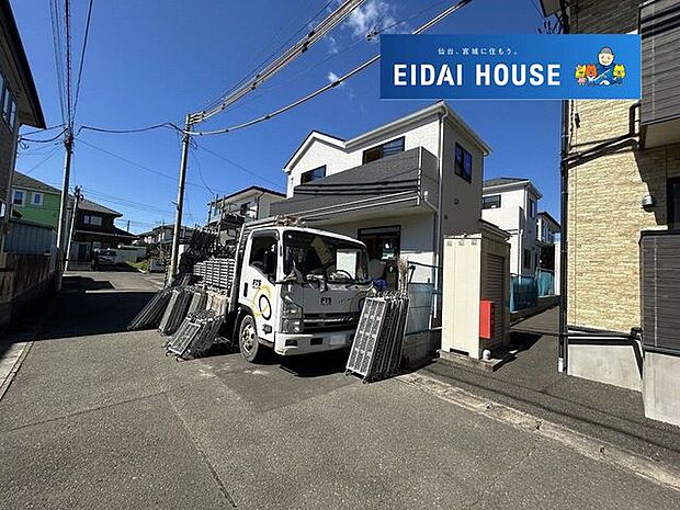 前面道路含む外観