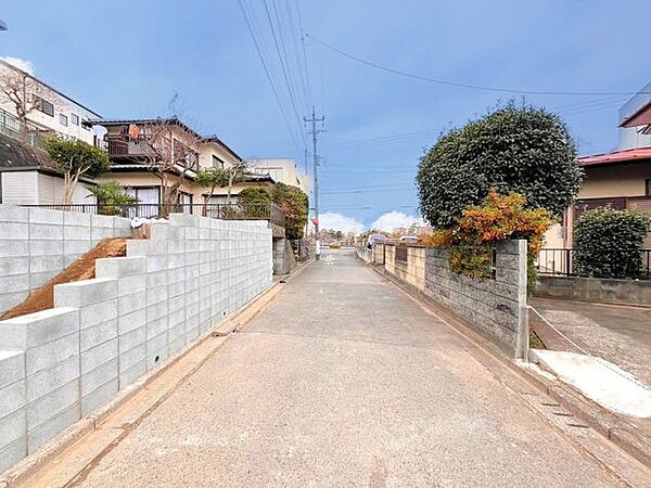 小学校まで徒歩6分なのでお子様の通学も安心♪徒歩10分程度の距離にははま寿司、ビックボーイ、星野珈琲店など飲食店も充実！休みの日は家族で外食も良いですね♪色々な施設が揃っていて住みやすい人気のエリア♪