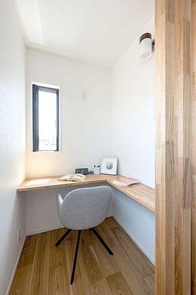建築プラン例・建物価格2，300万円・建物面積30坪　スペースが余る…そんな時はカウンターを設置してみてはいかがでしょうか？ 郵便物整理や趣味のスペースとして活用でき、とても便利です！