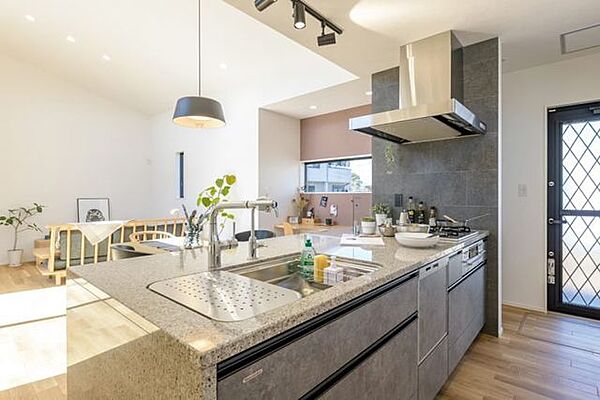 建築プラン例・建物価格2，300万円・建物面積30坪　アイランドキッチンは、開放感と回遊性に優れ、家族やゲストとの会話も弾みます♪調理・配膳がスムーズで、作業台やダイニングとしても活用可能です☆
