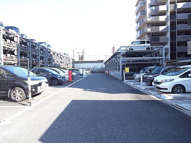 機械式駐車場の地下３段式の最下段が月額９，０００円で一番安いです（サイズ制限有り）