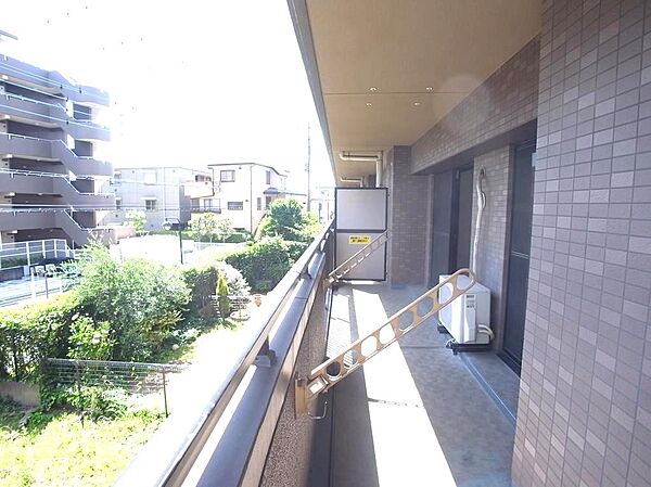 南向きバルコニーなので陽当り風通し良好。物干し金物も付いてます。