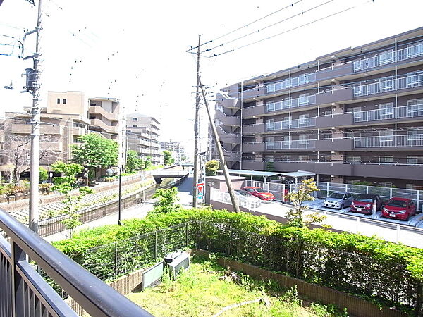 南側眺望。前面建物とも距離があり陽当り風通し良好です。