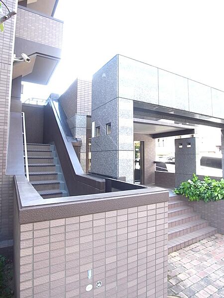 朝の通勤通学で忙しい時間帯やゴミ出しなどの際に、こちらの階段を使えると便利ですね。