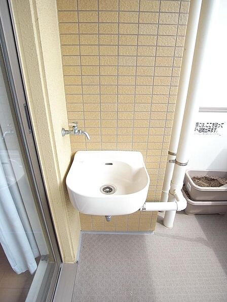 バルコニーにはスロップシンクも付いているので、靴を洗ったりプランターの水やりにも便利です