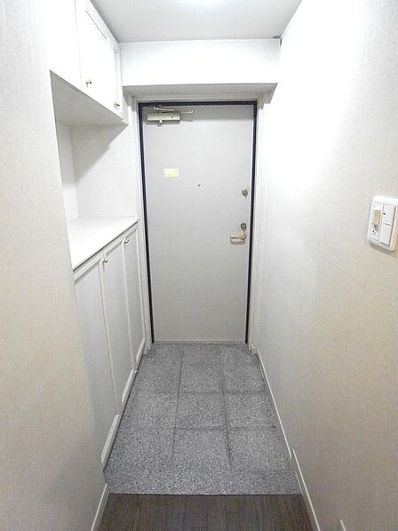 上下に下足入れ付きの玄関。ホワイト系の明るい雰囲気です。