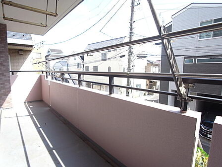 南向きバルコニーは陽当り良好でお洗濯も良く乾きそうです