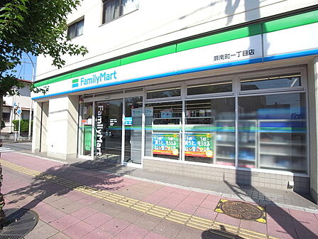 ファミリーマート蕨南町一丁目店 距離：70m