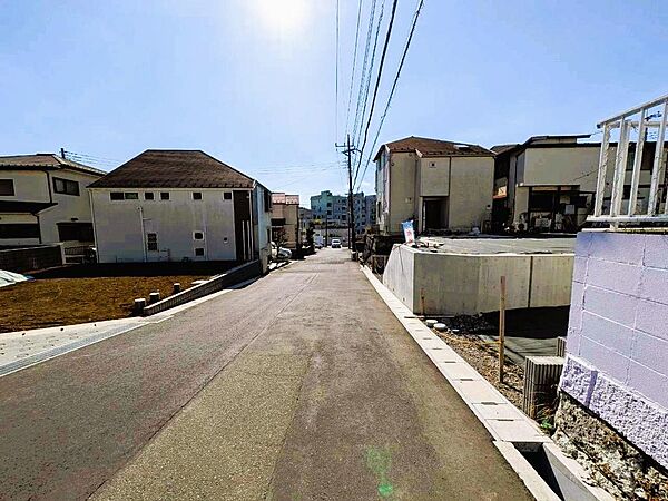 前面約6.53ｍの広々とした道路。