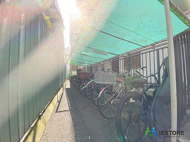【駐輪場】屋根ございますので、雨で自転車が濡れないのは、嬉しいポイントですね☆