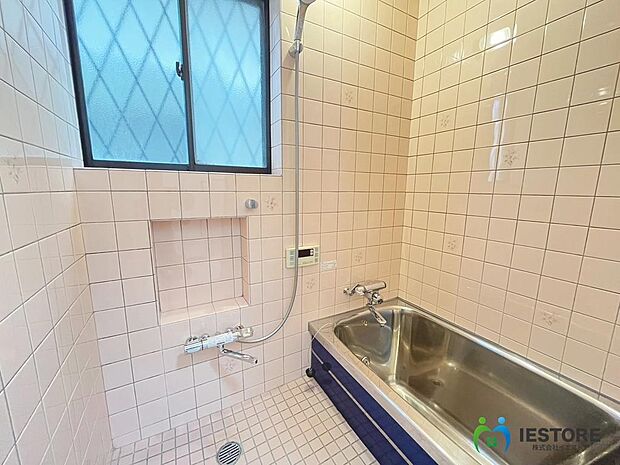 【浴室】窓があるので、湿気やすいお風呂も清潔に保ちやすいですね♪
