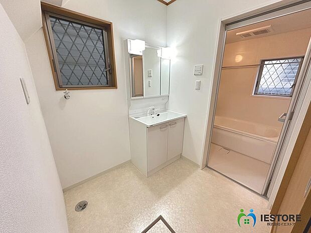 【洗面台】使いやすい三面鏡の中やベースキャビネットには収納スペースもたっぷり。手入れしやすいシャワー機能付。開放感ある空間と、十分な大きさの鏡も自慢です