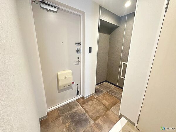 【玄関】ゆとりの玄関ですよ！収納もあるため、よく持ち出すお荷物を収納出来るのは嬉しいポイント♪