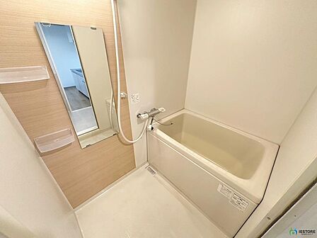 【浴室】ゆったりとくつろげる綺麗な浴室ですよ!時間短縮でシャワーだけの方も多いですが、一日の疲れを癒すため湯船に浸かれば心身ともにリラックスできますね♪