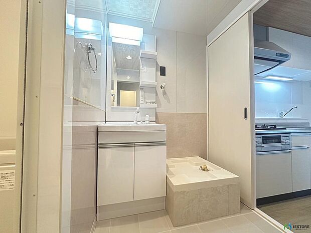 【洗面台】キッチンと廊下、２方向から出入り可能です！シャワー付き洗面台です！毎日の身支度も楽々ですね！