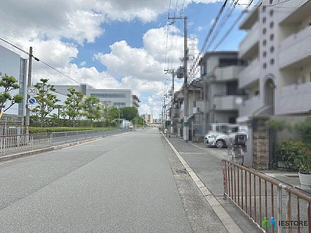 ファミリーマートまで徒歩4分!マツモトキヨシまで徒歩11分!コーナンPROまで徒歩20分!お買い物に便利な立地ですね♪