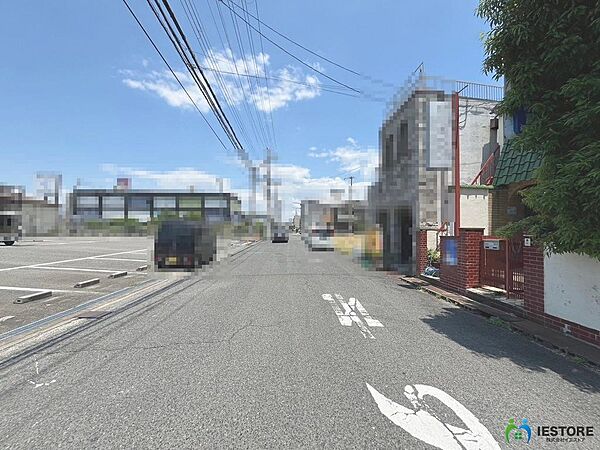 現在向かい側は駐車場となっているため開放感がございます♪
