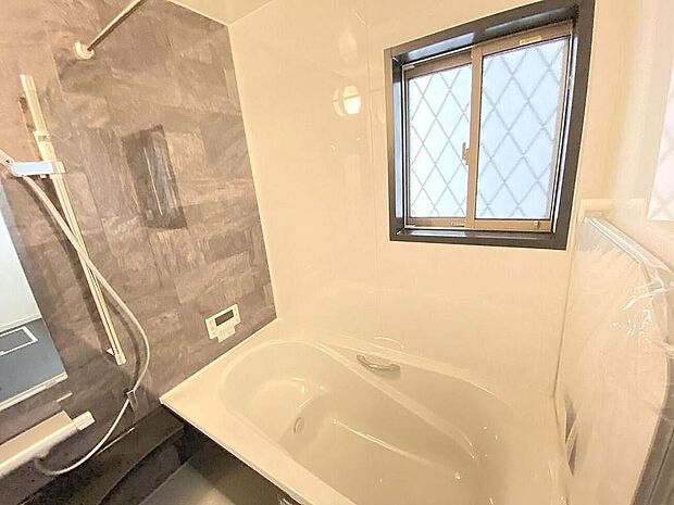 一坪以上の浴室でのびのび一日の疲れを癒して下さいね！浴室に窓が付いているので、換気ができて湿気やカビ防止になりますよ♪（施工例）