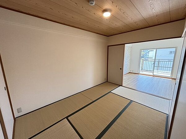 LDに隣接した和室があります。お子様が小さいうちはお子様スペースとしてちょうどよい場所です。洗濯物をたたんだり、お昼寝をしたり、い草の香りに癒される、畳のある暮らしは落ち着きます♪
