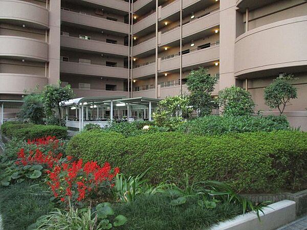豊かなグリーンたちがご帰宅を出迎えてくれるマンションエントランス♪
