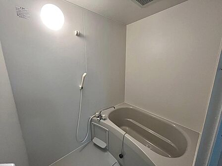 【ユニットバス新調】ゆったりとくつろげる綺麗な浴室ですよ!時間短縮でシャワーだけの方も多いですが、一日の疲れを癒すため湯船に浸かれば心身ともにリラックスできますね♪