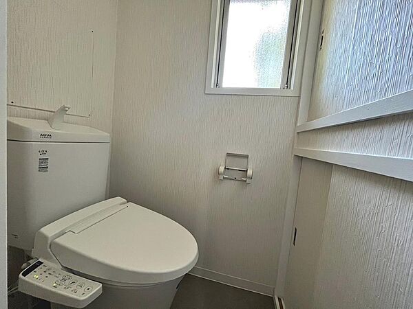 トイレ内に窓があるので、換気しやすく匂いもこもりませんね！温水便座洗浄便座ですので、寒い日も温かい便座で安心して使用していただけますよ！