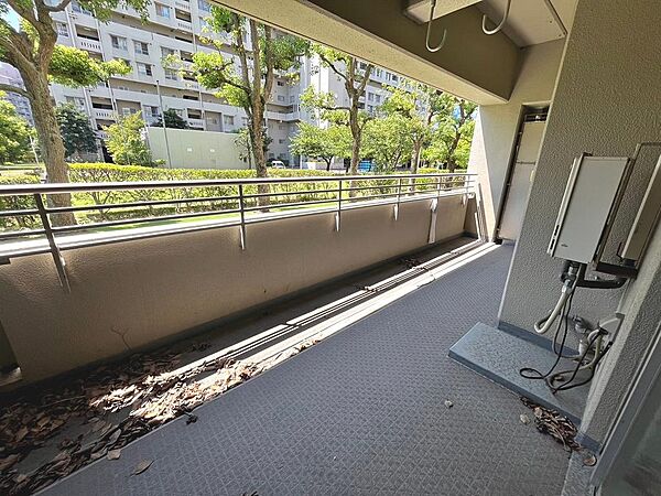 【バルコニー】南面と東面バルコニーですので、洗濯物が良く乾きますね！開放感のあるバルコニーです♪お洗濯も楽々快適に干せますよ♪