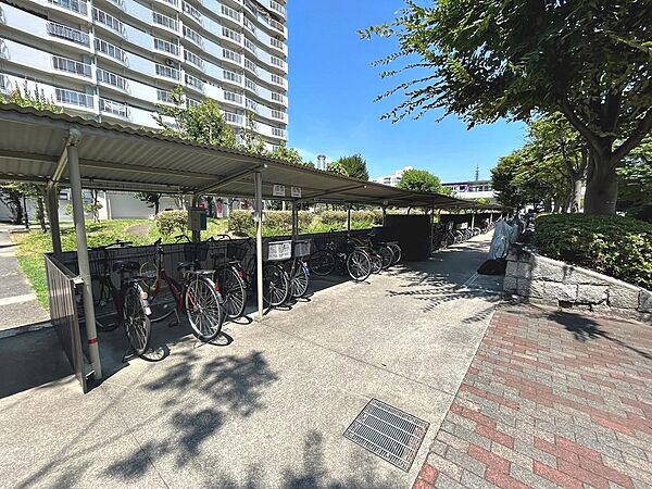 【駐輪場】屋根ございますので、雨で自転車が濡れないのは、嬉しいポイントですね！