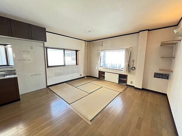 LDKは畳コーナーと合わせて約13.75帖ございます。ご家族で快適に過ごせる空間です。