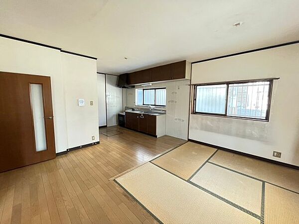掘りごたつ付きの畳コーナーでのんびりお過ごしいただけます。
