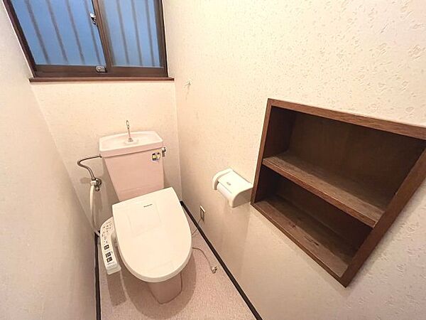 温水洗浄便座付きトイレは嬉しい設備ですね。