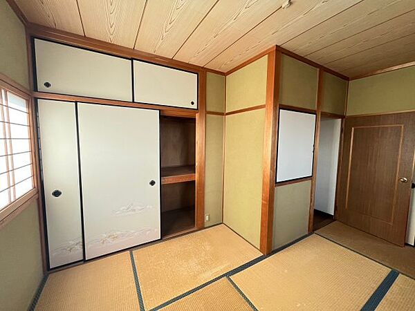 約7帖の和室です。奥行きのある押入は寝具や季節物の収納に便利です。