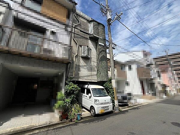 主寝室は壁一面のクローゼットがございます。しっかり収納でお部屋スッキリです♪