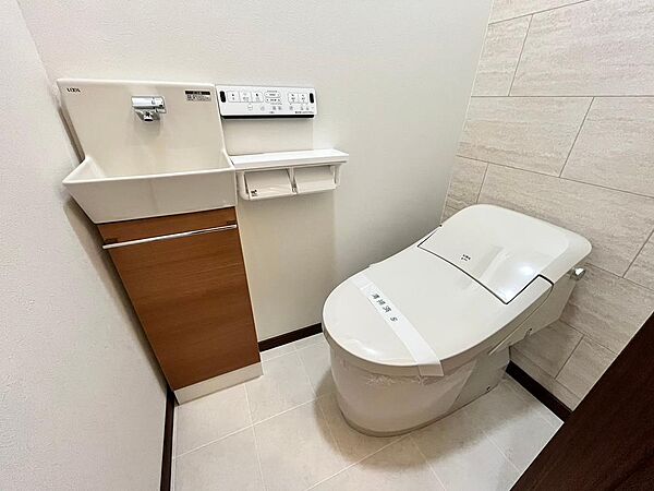 【トイレ】温水便座洗浄便座ですので、寒い日も温かい便座で安心して使用していただけますよ！