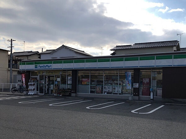 ファミリーマート堺深井中町店まで徒歩８分