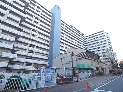 外観：【南東向き日当たり良好】たっぷりの陽光に包まれる明るい住まいに気持ちも明るくなりますね♪