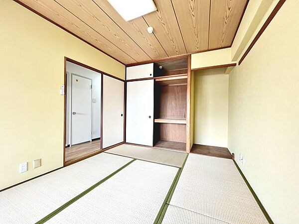押入もたっぷりしていてかさばる布団等も収納できます♪