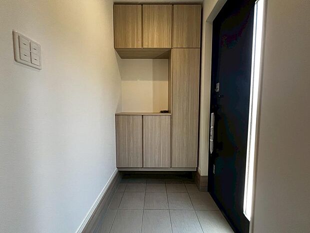 ゆとりの玄関ですよ！シューズボックスございますので、散らかりがちな玄関も片付きますね！