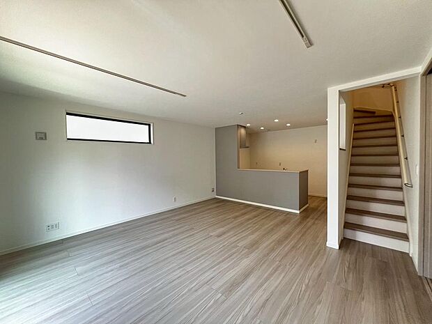 【リビング】ＬＤＫ約１８帖以上！大きな窓のあるリビングは、陽光あふれる明るい空間です。居心地良く、ご家族皆がゆったり寛げる憩いの空間となりそうです♪