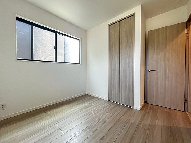 各居室にはクローゼットを完備し、家具の配置にも困らない設計がされており、採光と室内のバランスが絶妙です。