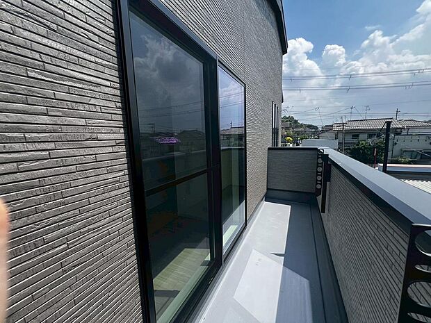 【南面ワイドバルコニー】洗濯物が多い日も安心ですね！日当たり良好で洗濯物がよく乾きますね！