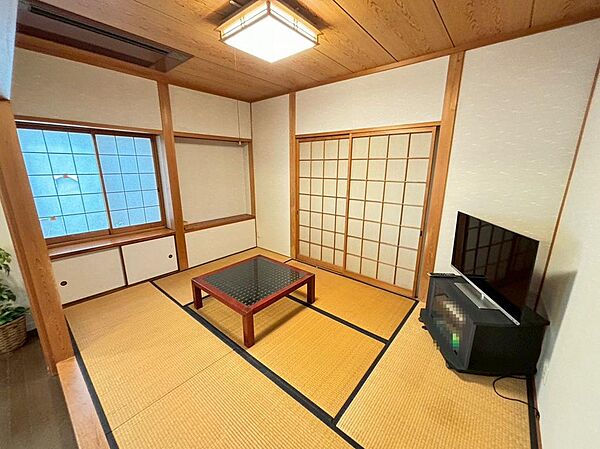 【和室】和室ありますよ！イグサの香りで癒しの空間になりますね！客間にも使える落ち着く空間です！