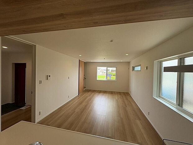 ＬＤＫ約１８．４帖！広々とした開放感あふれるリビングです!ゆったり寛げる充分な広さがございますので、ご家族でインテリアのレイアウトを考えるのも楽しみになりそうです♪